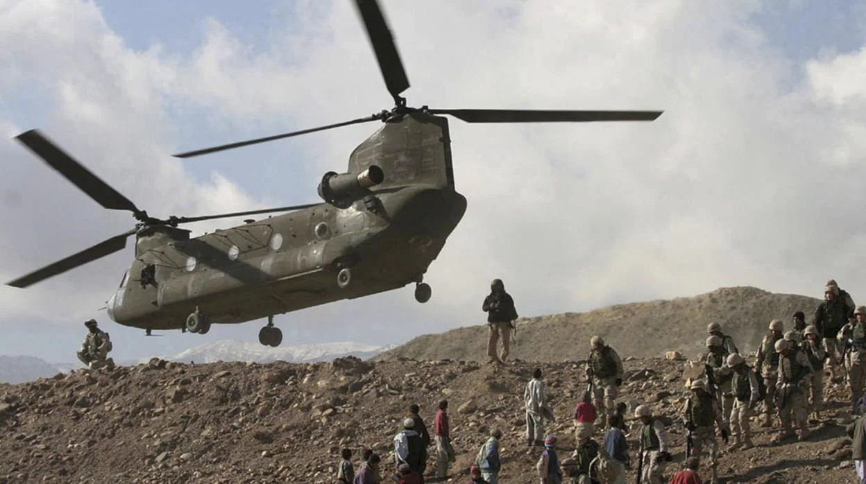 Un helicópero CH-47 Chinook del ejército estadounidense tomando tierra en Sarobi, Afganistán
