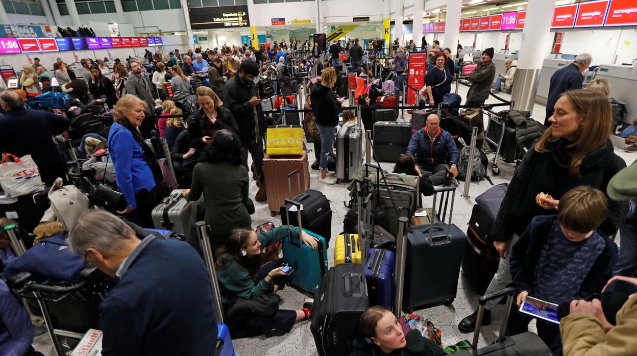 Caos en el terminal Sur del aeropuerto de Gatwick