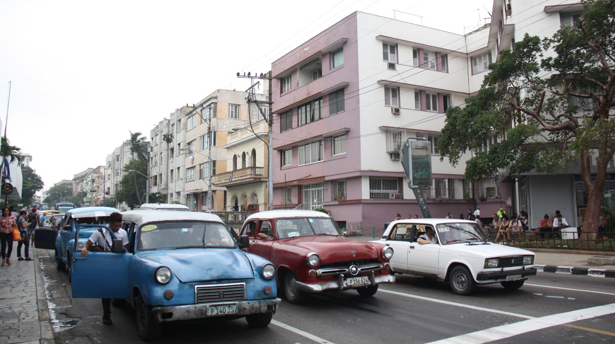 Varios conductores de vehículos privados en las calles de La Habana