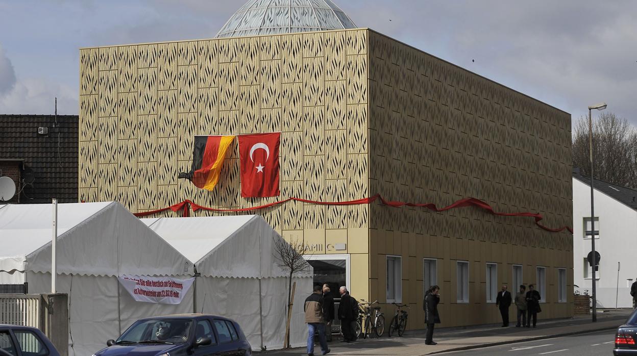 Una bandera alemana y una turca se fijan en la nueva Mezquita en Alemania