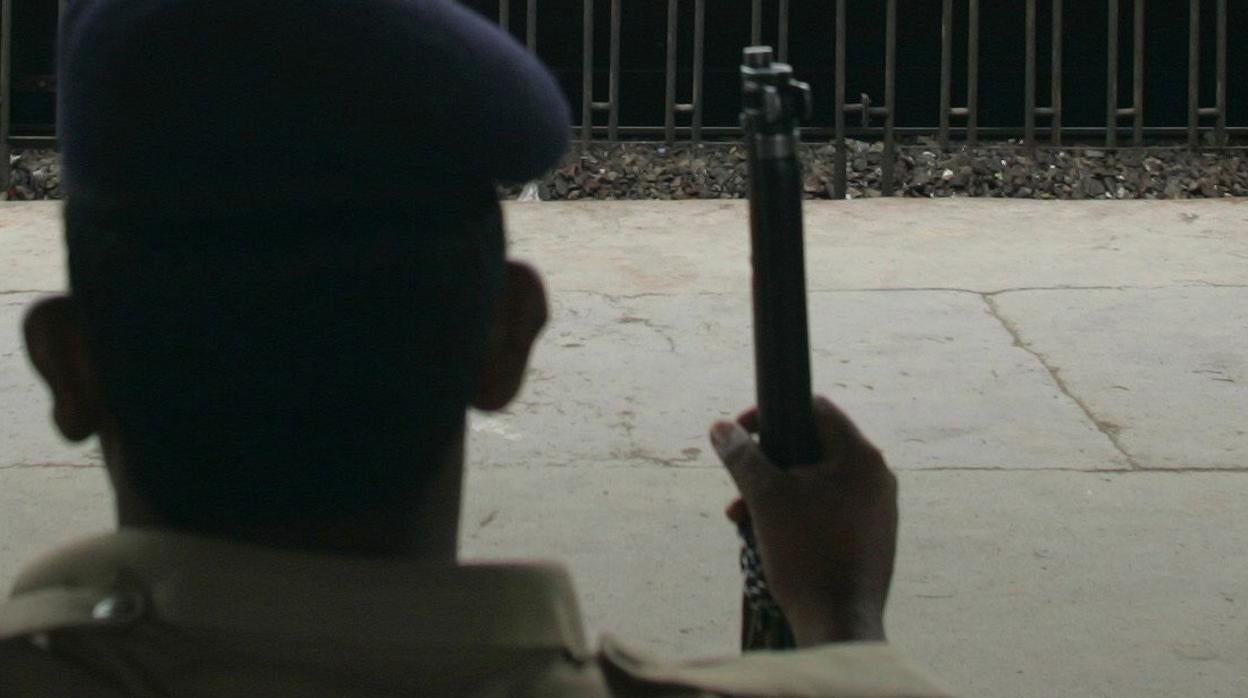 Un oficial de la Policía en Bombay