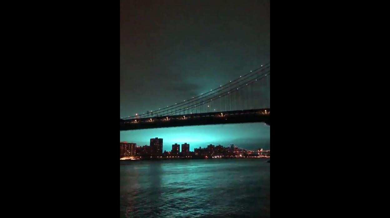 Miedo a los extraterrestres tras la misteriosa explosión de luz azul en Nueva York por la noche