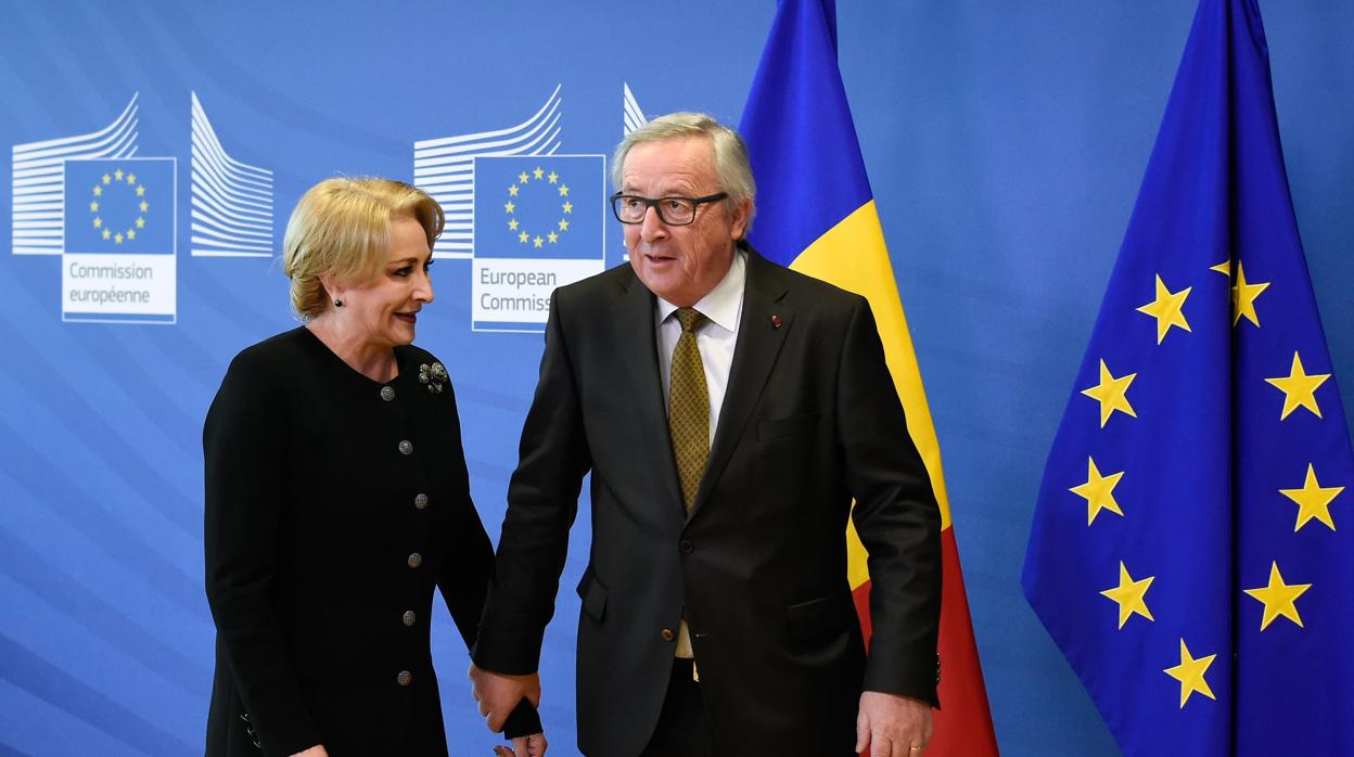 En esta foto de archivo tomada el 21 de febrero de 2018, el Presidente de la Comisión de la UE, Jean-Claude Juncker (R), recibe a la primer ministra rumana, Viorica Dancila