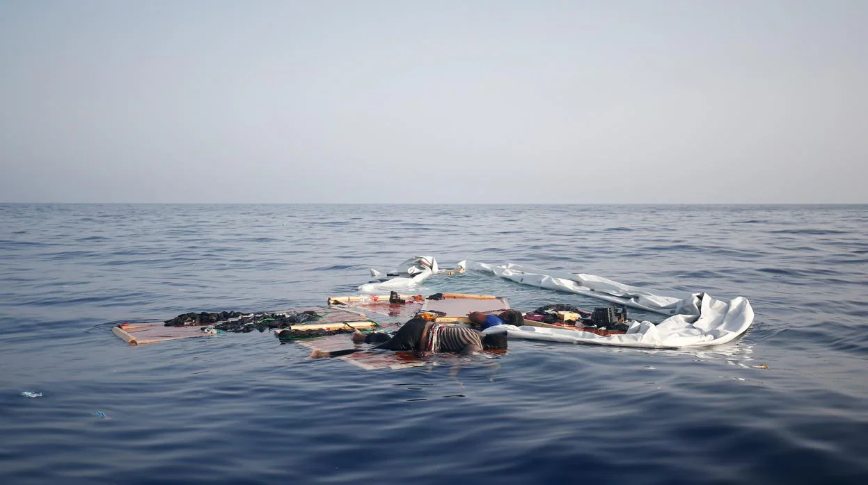 Miembros de la ONG española Proactiva Open Arms rescatan el cuerpo de una mujer en el mar Mediterráneo