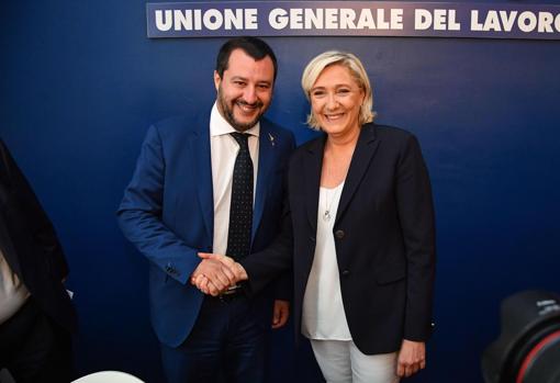 La ultraderechista francesa Marine Le Pen (d) se reúne con el ministro italiano del Interior, Matteo Salvini (i), en Roma (Italia)