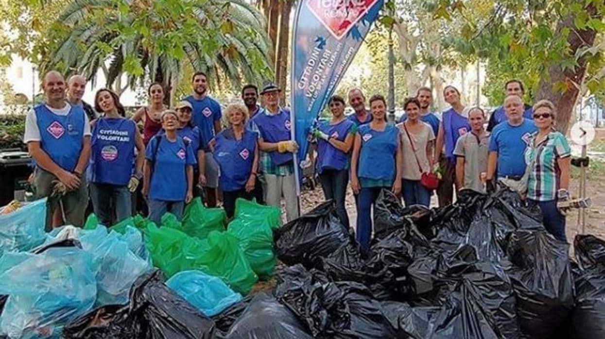 Voluntarios de la organización «Recupera Roma» limpia la ciudad