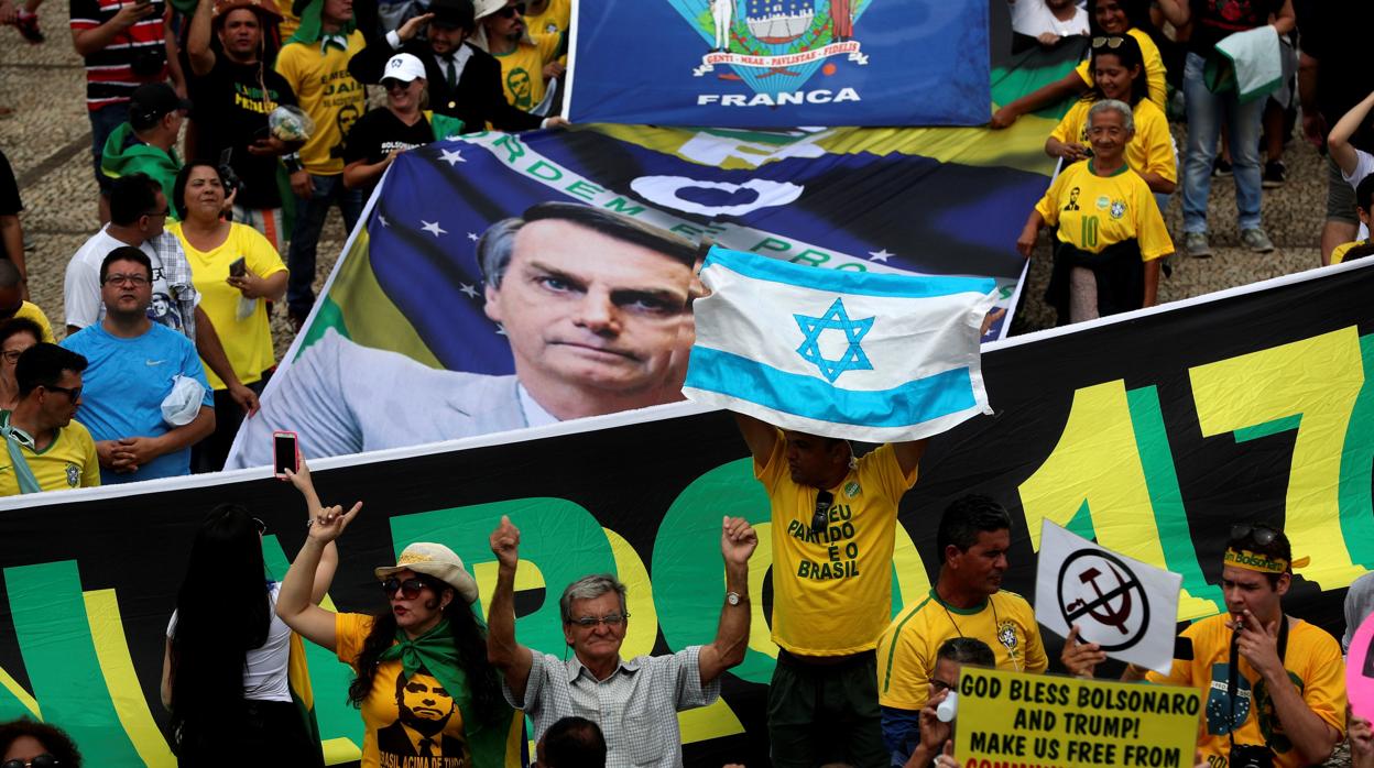 Grupos de personas esperan frente al Palacio de Planalto, la toma de posesión de Bolsonaro