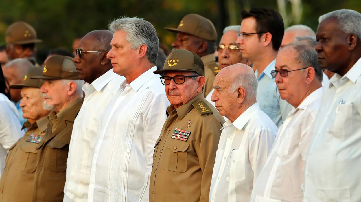 Miguel Díaz-Canel, junto a Raúl Castro y rodeado de otros jerarcas del régimen en un acto en Santiago de Cuba por el 60 aniversario de la revolución