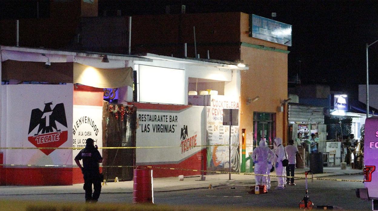 Los peritos forenses recaban información en la zona del restaurante bar «Las Virginias» en Playa del Carmen
