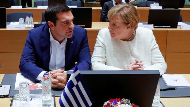 Merkel viaja a Grecia para asegurar la disciplina fiscal de Tsipras