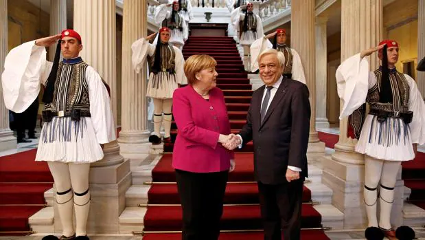 El presidente griego le insiste a Merkel sobre las compensaciones alemanas por la II Guerra Mundial