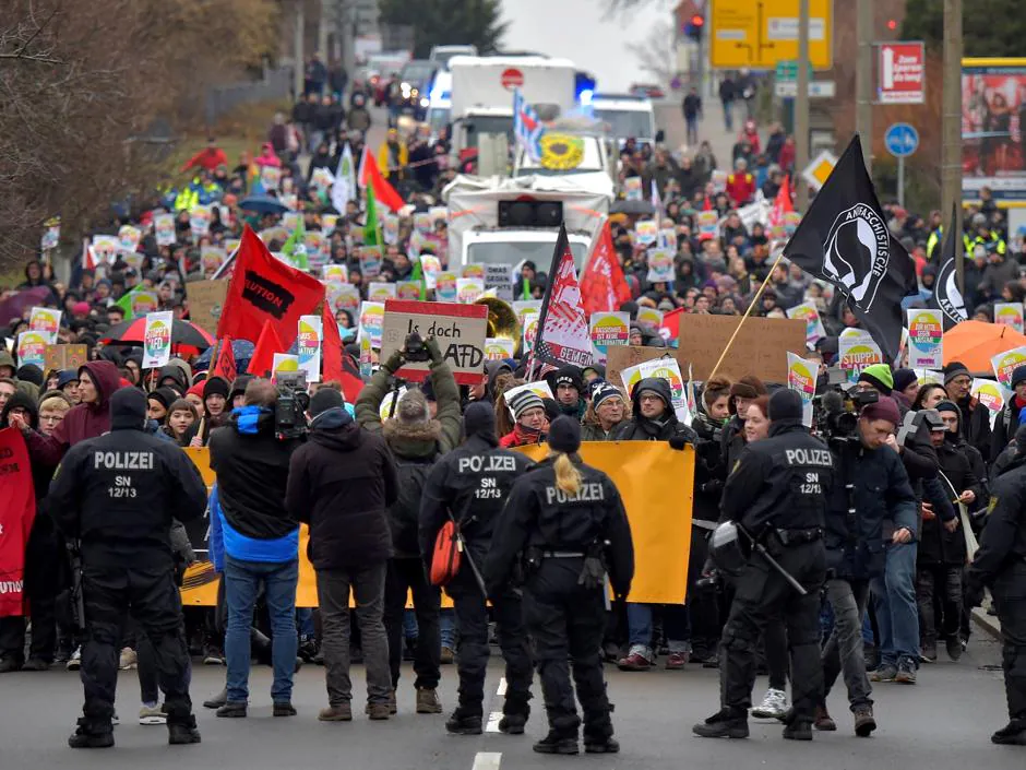 Manifestantes en Riesa contra el congreso del AfD que se celebra en esa localidad alemana