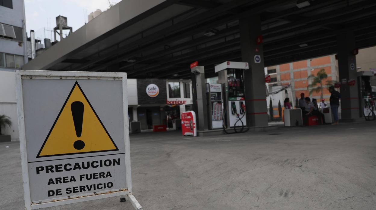 Vista de una gasolinera cerrada en Ciudad de México