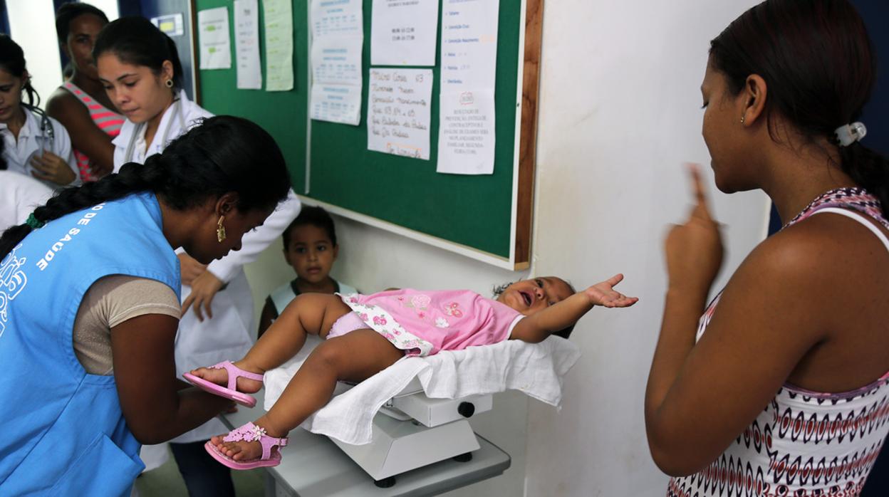 Una joven del programa Más Médicos atiende a una niña en el Estado de Pernambuco, en Brasil