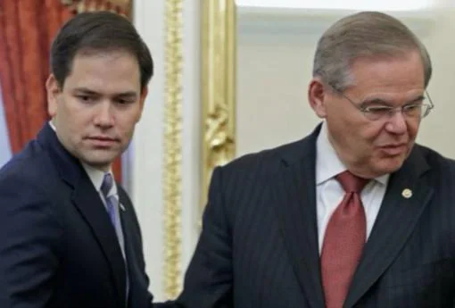 Marco Rubio (izquierda) y Bob Menéndez