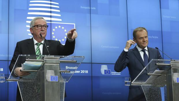 Juncker insta a May a que aclare cuanto antes la situación