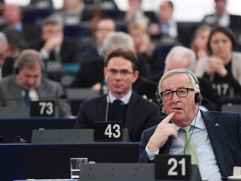 El presidente de la Comisión Europea, Jean-Claude Juncker, asiste a una ceremonia para conmemorar el vigésimo aniversario del lanzamiento del euro en el Parlamento Europeo