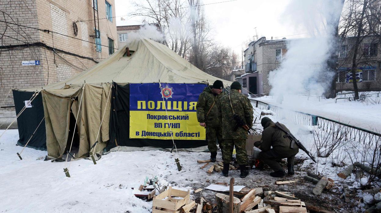 Soldados ucranianos se calientan con una hoguera en la región de Donetsk