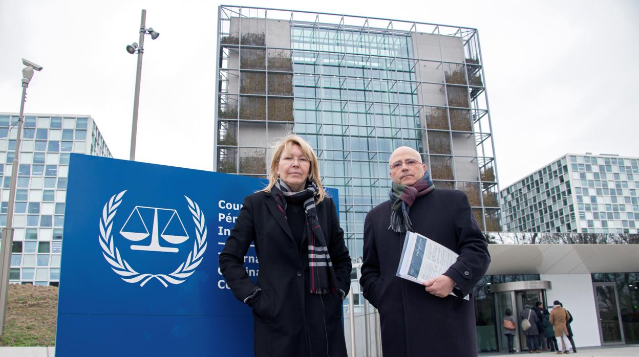 La exfiscal Luisa Ortega y el abogado español, Jesús Imbroda, ante la sede de la Corte Penal Internacional, en La Haya
