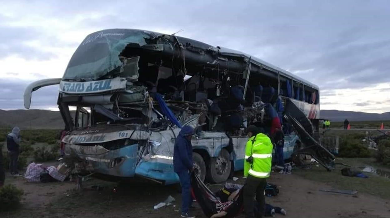 Fotografía cedida por la Policía Departamental de Oruro del rescate de víctimas tras el accidente