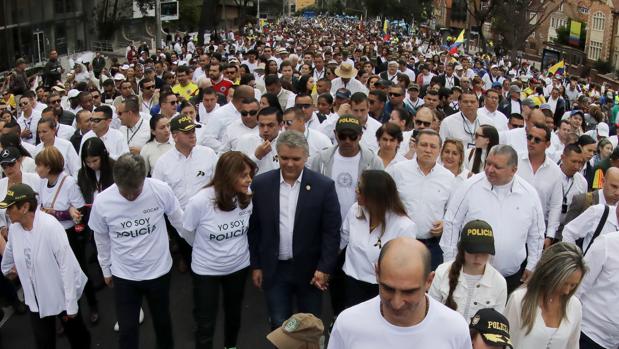 Miles de colombianos se echan a la calle contra el terrorismo