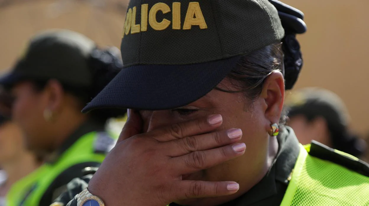 Una integrante de la Policía de Colombia llora durante un acto de rechazo al terrorismo este domingo en Cartagena