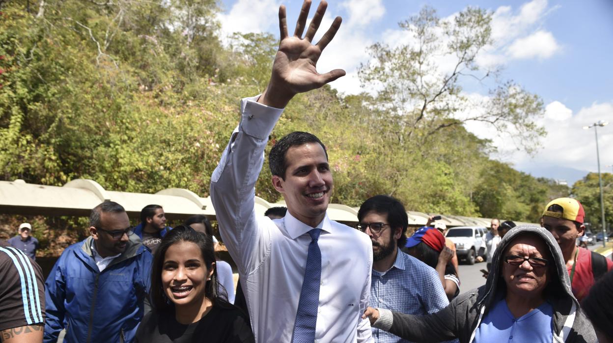 El presidente de la Asamblea Nacional legítima, Juan Guaidó, saluda en un cabildo abierto