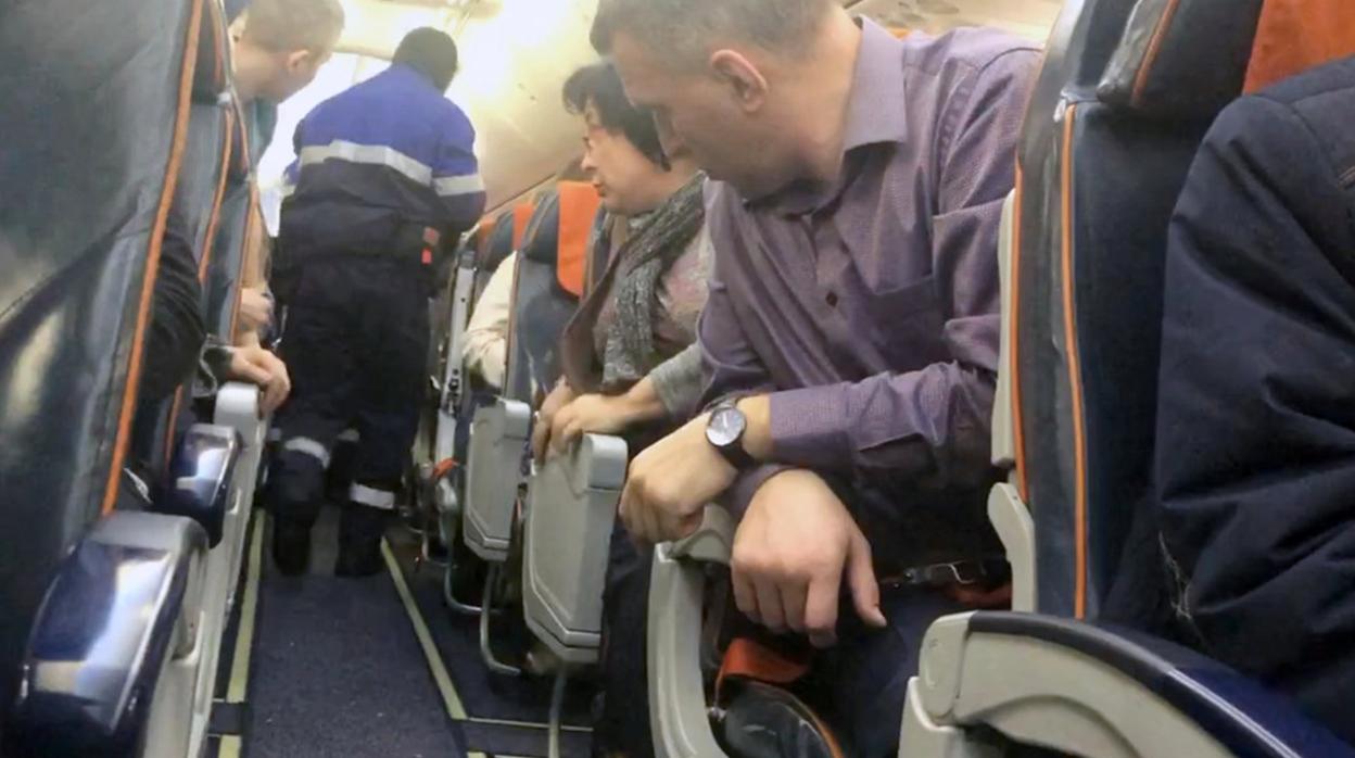 Un hombre ebrio intenta cambiar el rumbo de un avión a punta de pistola en Rusia