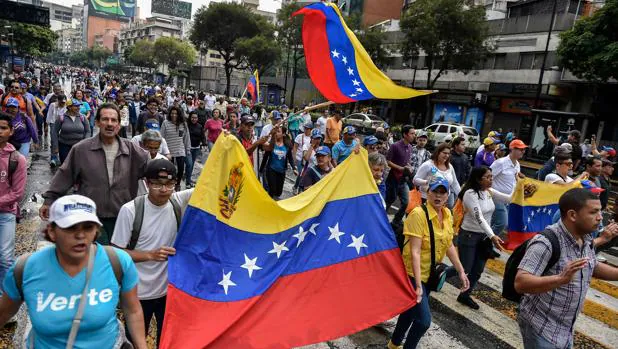 Al menos cuatro muertos en protestas nocturnas antes de la gran manifestación en Venezuela