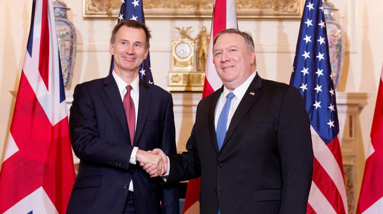 El secretario de Estado estadounidense, Mike Pompeo (d), estrecha la mano del ministro de Asuntos Exteriores británico, Jeremy Hunt (d)