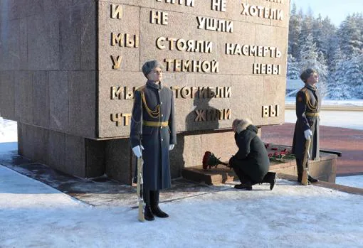 Putin en el cementerio de Piskarióvskoye, donde yace su hermano Victor