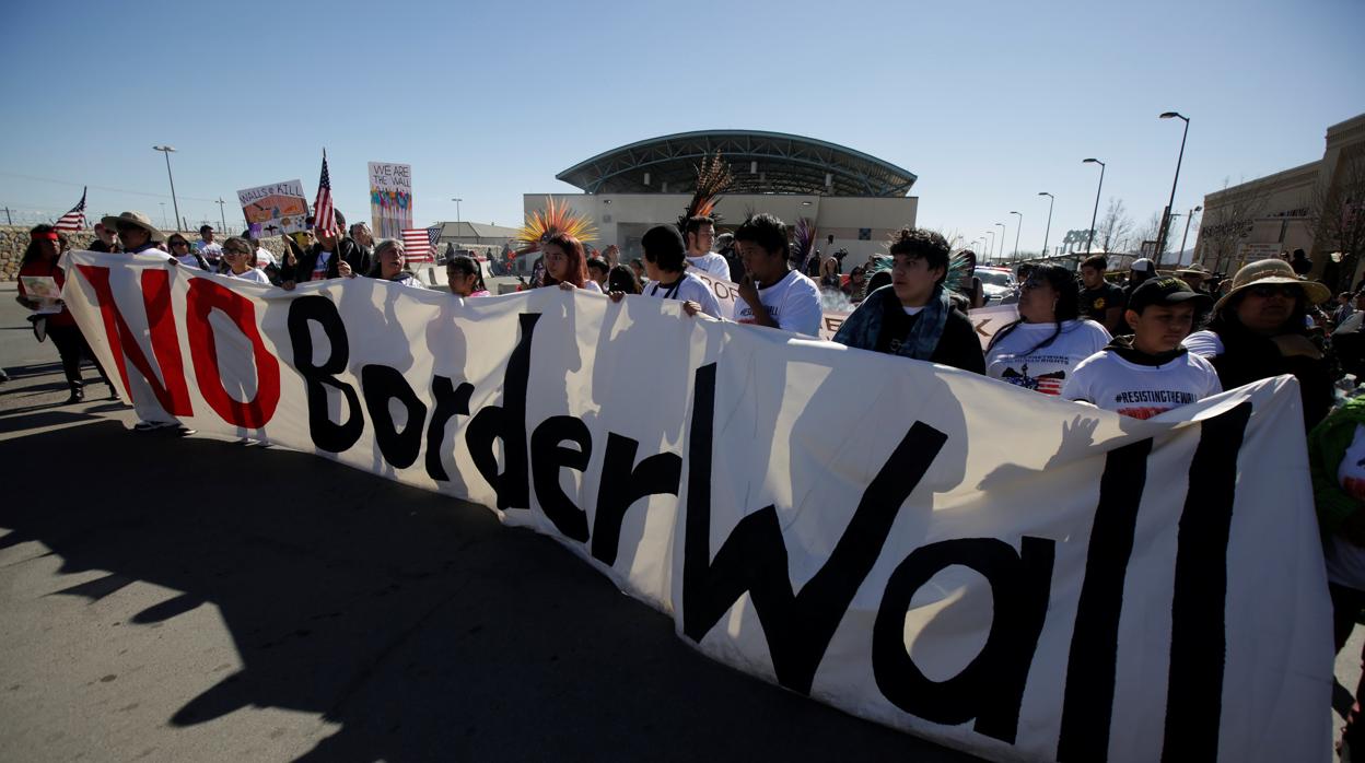 Protesta en la ciudad estadounidense de El Paso contra la construcción del muro de Trump