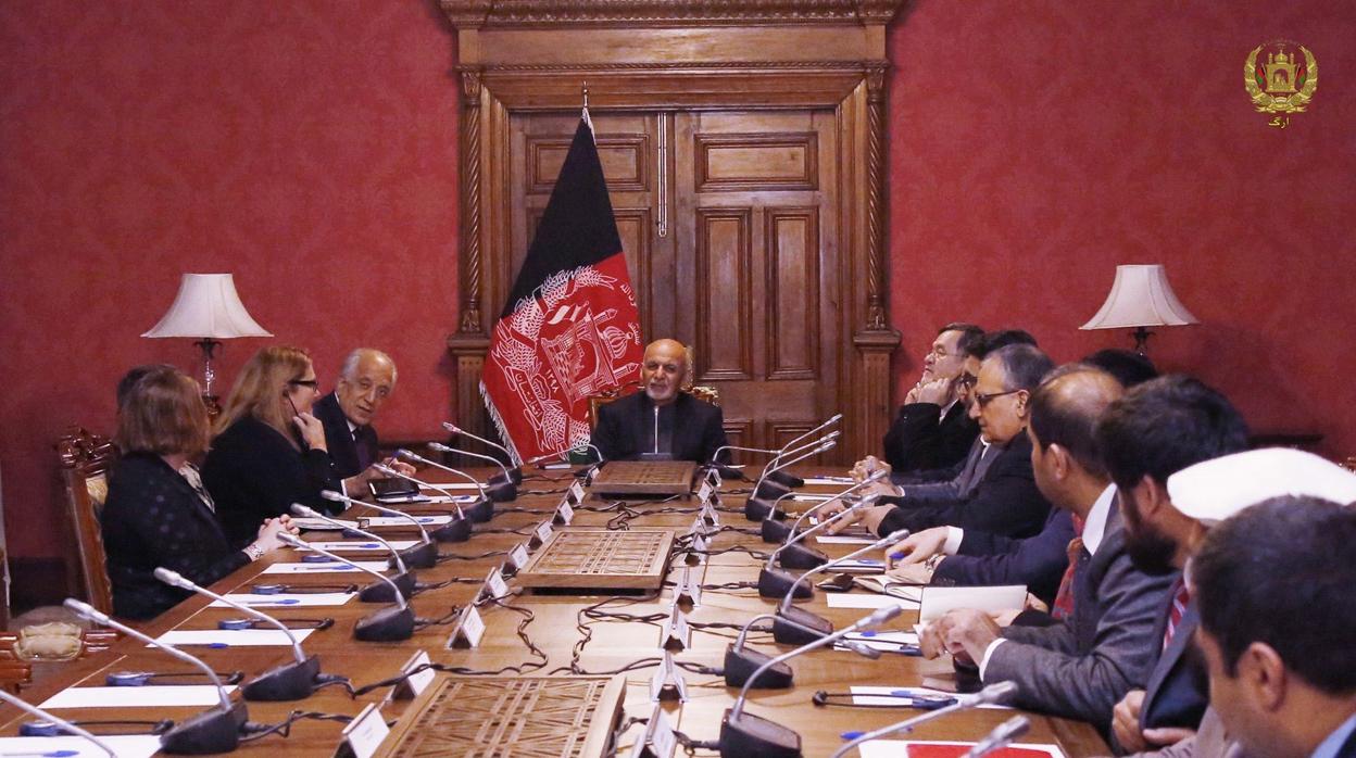 El presidente afgano, Ashraf Ghani , charla con el representante de EE.UU., Zalmay Khalilzad