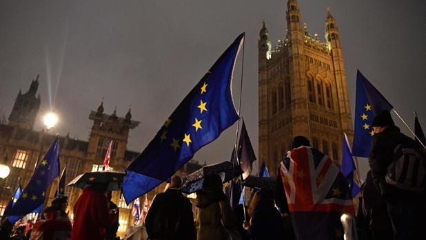 El Parlamento pide a May un Brexit con acuerdo y renegociar con la UE la frontera irlandesa