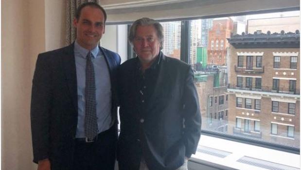 Bannon elige al hijo de Bolsonaro como líder de El Movimiento en Iberoamérica