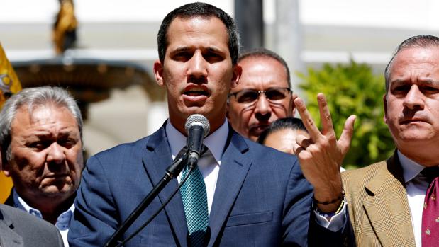 Guaidó denuncia que Maduro intenta trasladar hasta 1.200 millones de dólares a Uruguay