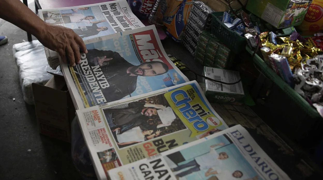 Las portadas de los periódicos este lunes en El Salvador, tras la victoria de Nayib Bukele