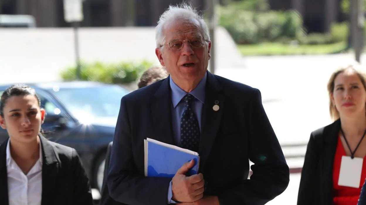 El ministro de Asuntos Exteriores español, Josep Borrell, a su llegada a la reunión de Montevideo