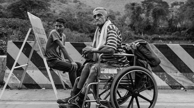 El calvario de un venezolano con discapacidad por las carreteras de Colombia