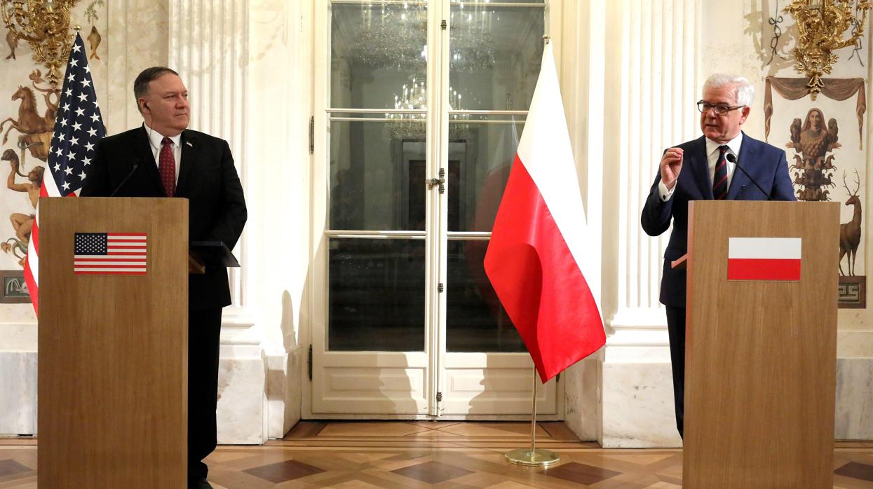 El ministro de Exteriores polaco, Jacek Czaputowicz ofrece una rueda de prensa junto al secretario de Estado estadounidense Mike Pompeo