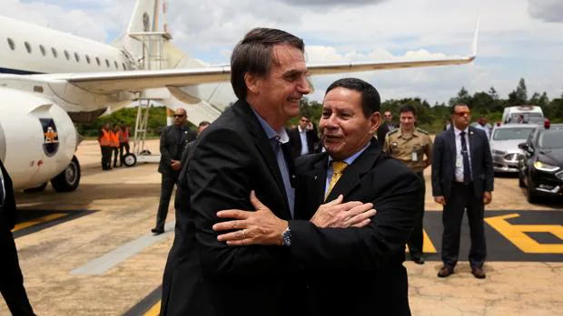 Bolsonaro deja el hospital y vuelve al Gobierno