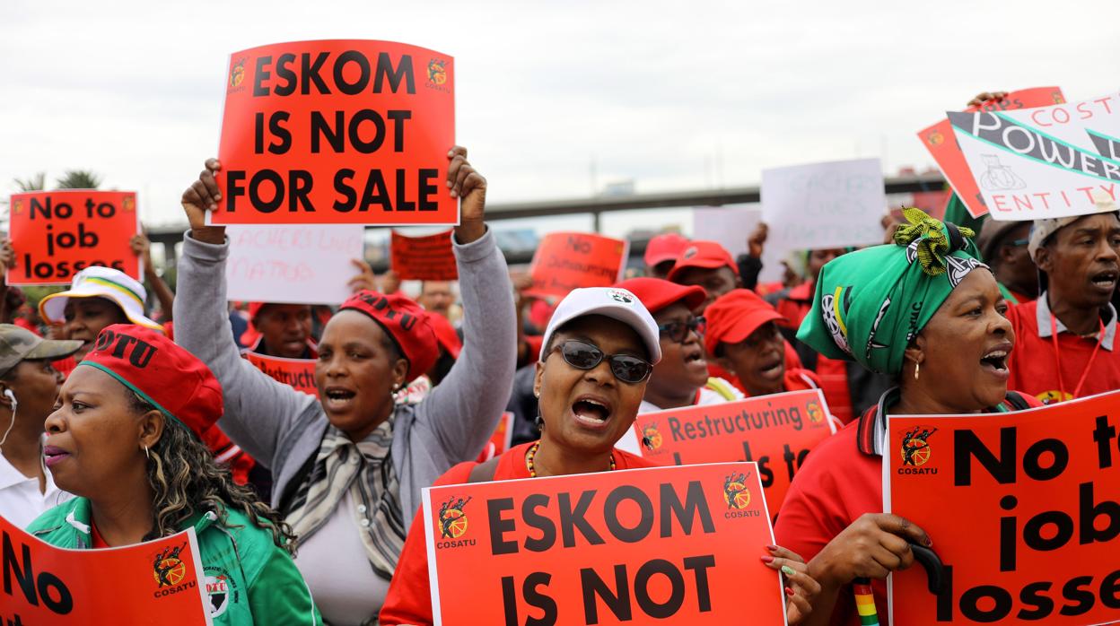 El motivo de la huelga es el anuncio del presidente Cyril Ramaphosa de que la compañía eléctrica Eskom se dividirá en tres partes, lo cual puede llevar a recortes en la plantilla