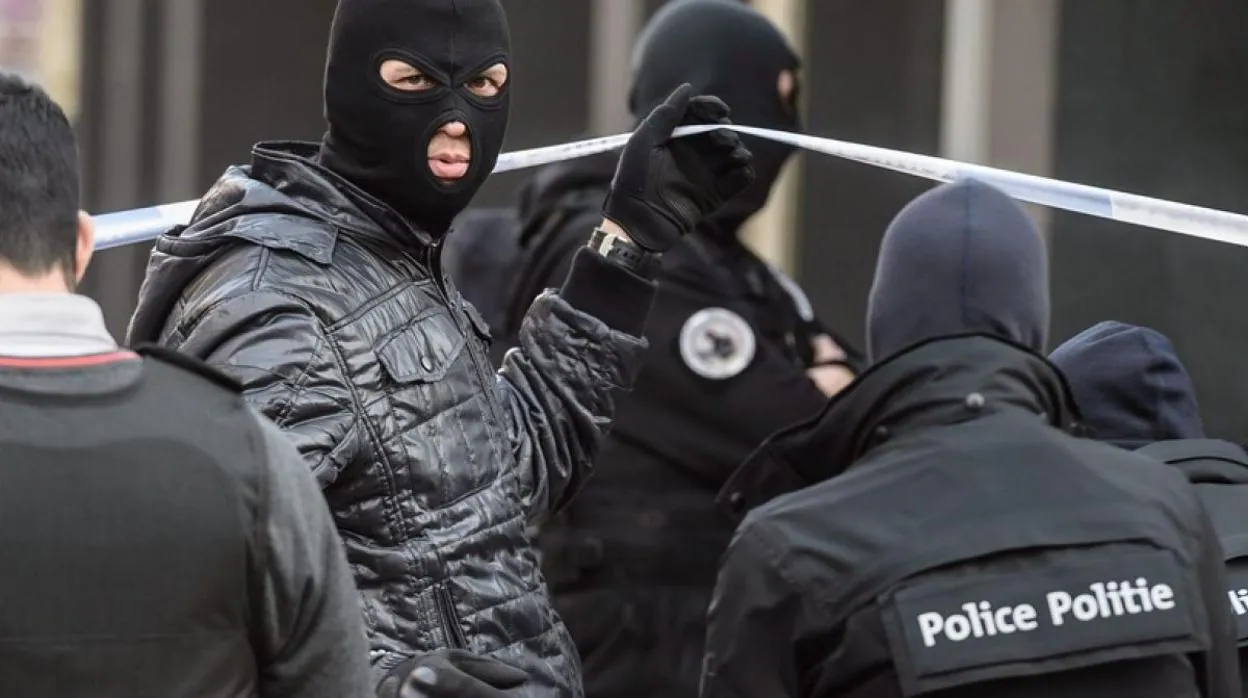Policía antiterrorista, durante la búsqueda de Salah Abdeslam en Bruselas tras los atentados en París