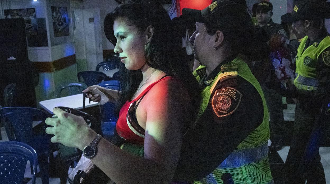 Redada de Policía Nacional de Colombia en los burdeles situados en la zona de tolerancia de la ciudad de Cúcuta. La zona de tolerancia está concentrada en la calle 7 de la ciudad. En ella apenas quedan prostitutas colombianas, todas ellas han sido desplazadas por prostitutas venezolanas que han huido de Venezuela por culpa de la crisis que vive el país.