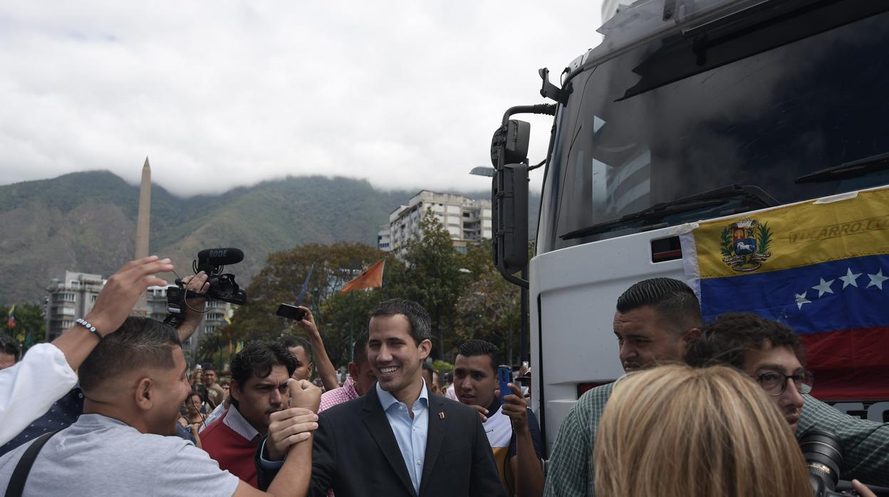 El presidente interino de Venezuela recibe el apoyo de un sindicato del transporte