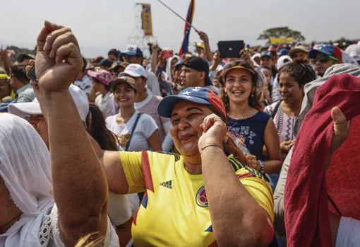 Alejandro Sanz, Miguel Bosé y Luis Fonsi cantan contra Maduro en el duelo entre opositores y chavistas
