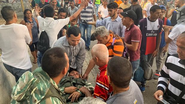 Al menos veinte heridos en la frontera de Venezuela con Colombia por enfrentamientos