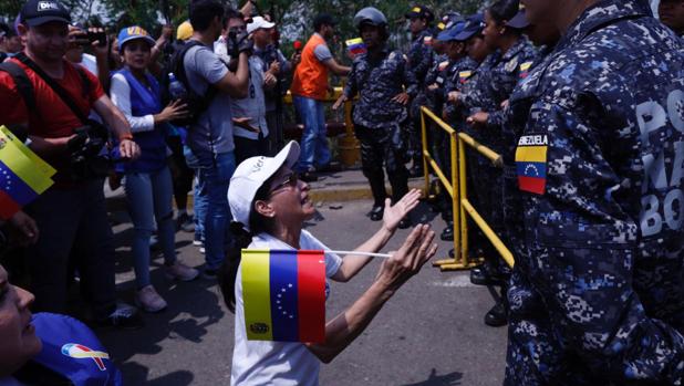 El chavismo reprime el primer intento de pasar ayuda desde Cúcuta