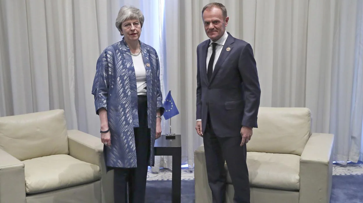 La primera ministra británica Theresa May, junto al presidente del Consejo Europeo, Donald Tusk
