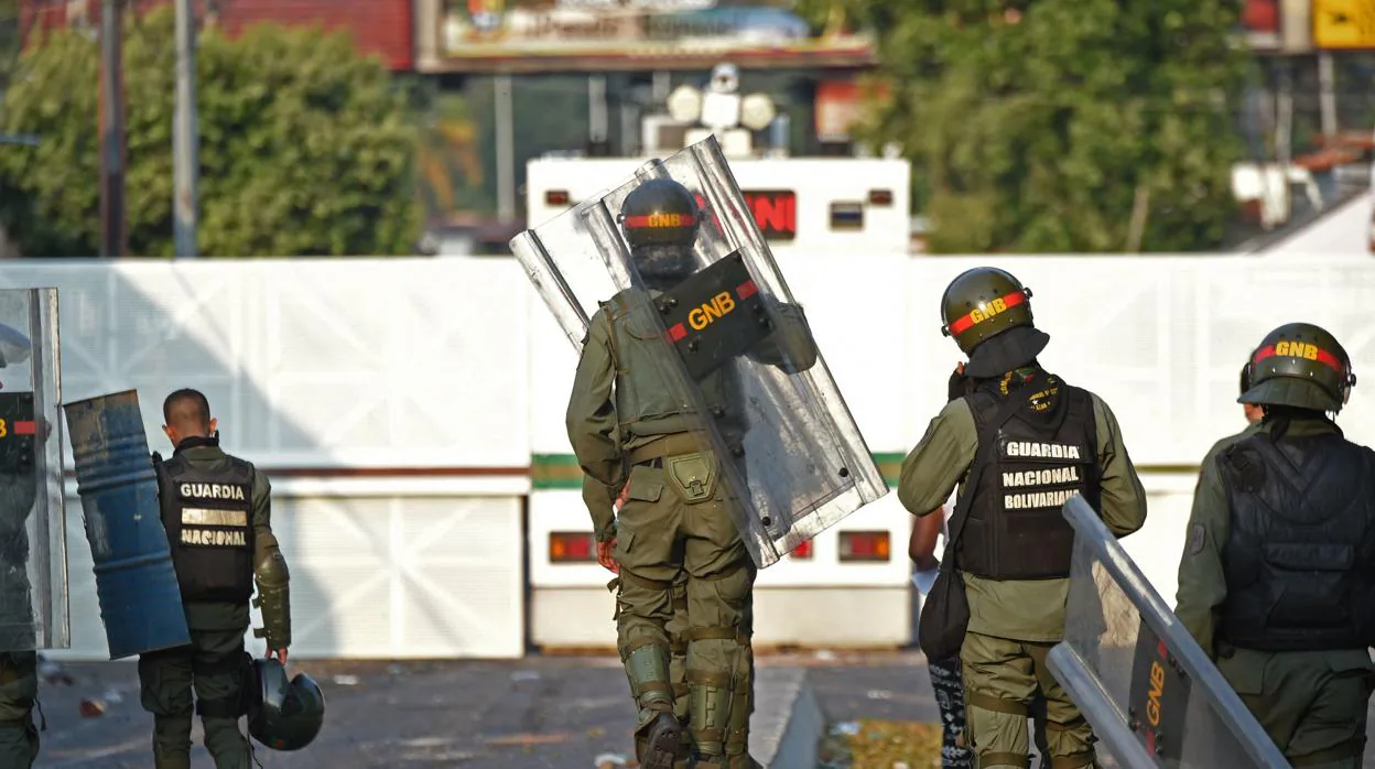 Agentes de la Guardia Nacional Bolivariana en la frontera de Venezuela con Colombia